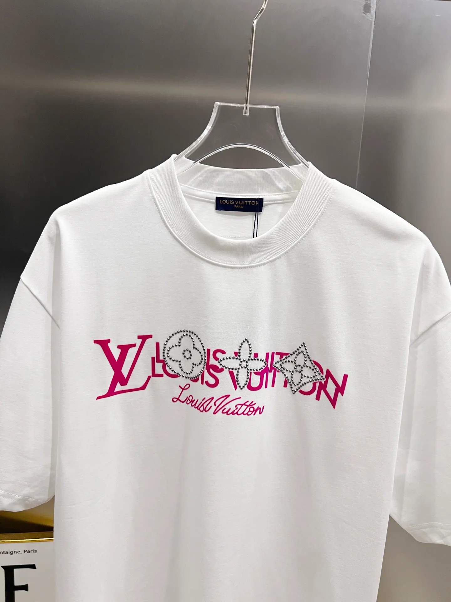 🅿️190 1v Louis* 2025 autumn and winter new style, classic letter three-dimensional foam printing + hot silver pearl diamond craft design, high-end version! Highly breathable and comfortable, customized double yarn plain cotton fabric. Short-sleeved T-shirt. Same style for men and women. Sizes S M L XL XXL Five sizes black white